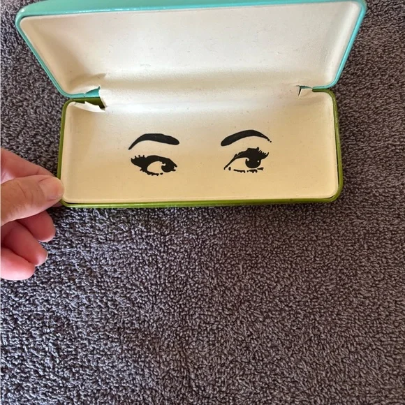 Kate Spade Tortoise Shell Sunglasses and case. - Picture 9 of 10